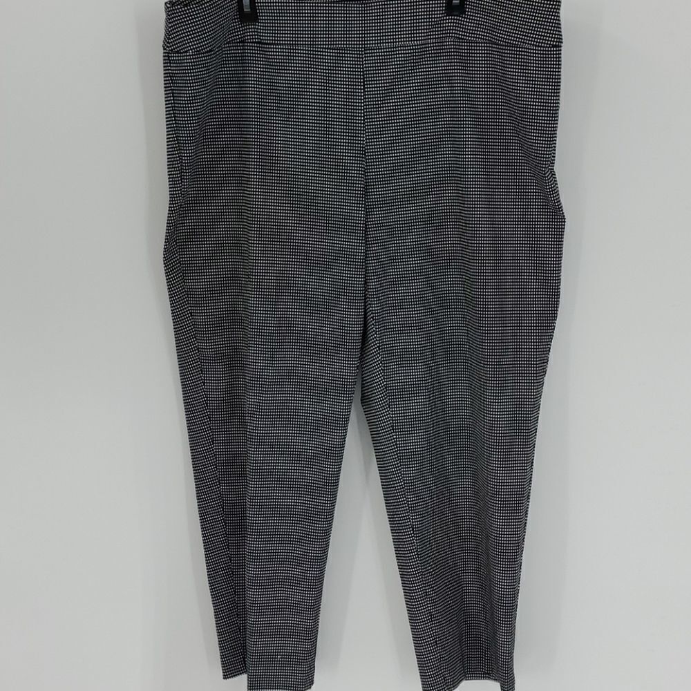 Counterparts 22W capris. Black/white, stretch. Y2K